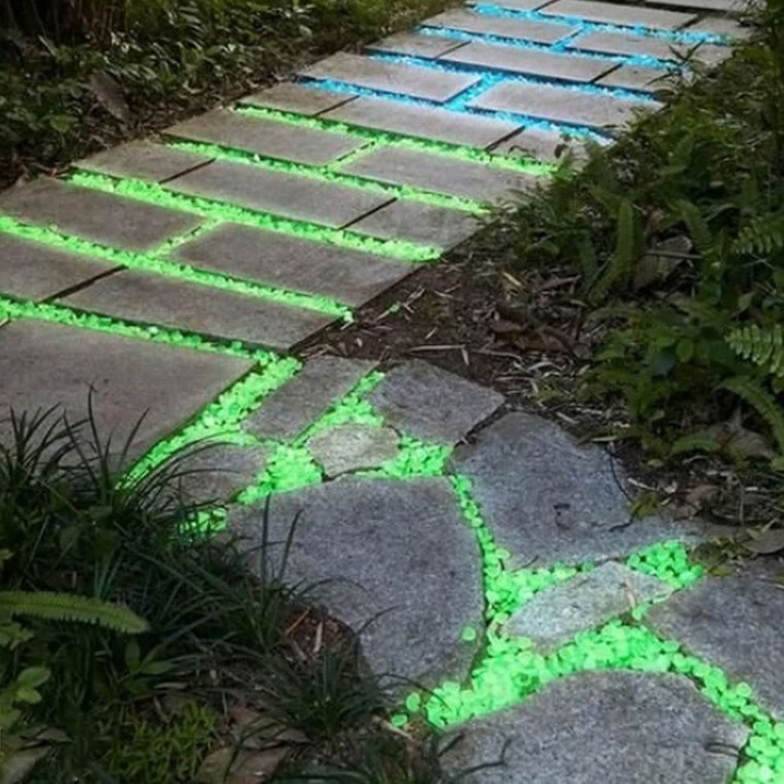 Dekoratív fehér fluoreszkáló kövek, sötétben világítanak 5-8mm, 550g, kerthez és dekorációhoz