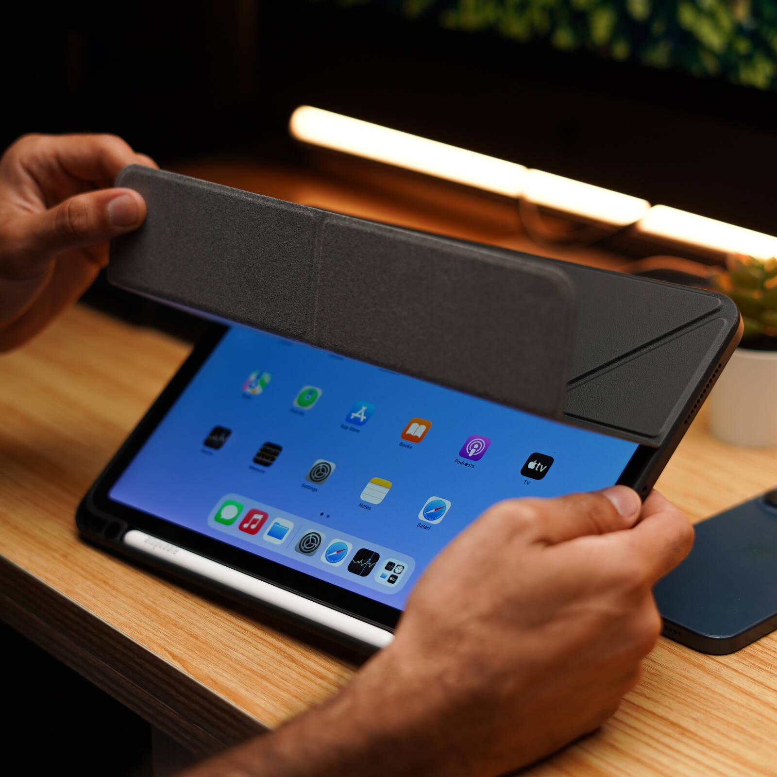 Husa Trifold Magnetica pentru Apple iPad (A16) 11-inch (2025) / 10.9" (2022), Smart Cover, Suport Stylus