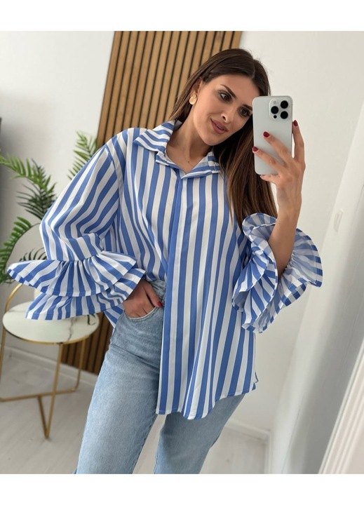 Túlméretezett női csíkos ing széles ujjakkal és fodrokkal – elegáns és kényelmes fazon, fehér-kék, univerzális méret