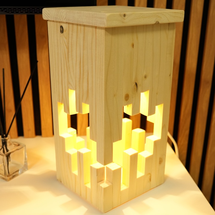 Veioza din Lemn Handmade – Design Pixel Art, Lumina Calda