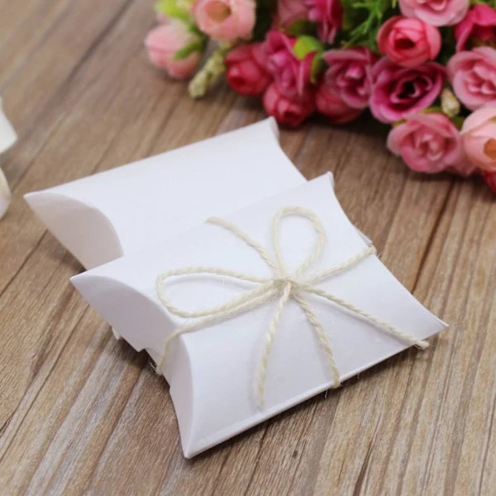 Комплект от 50 подаръчни кутии от крафт хартия, бели, 8.9x2.5x6.3cm, с връв от юта