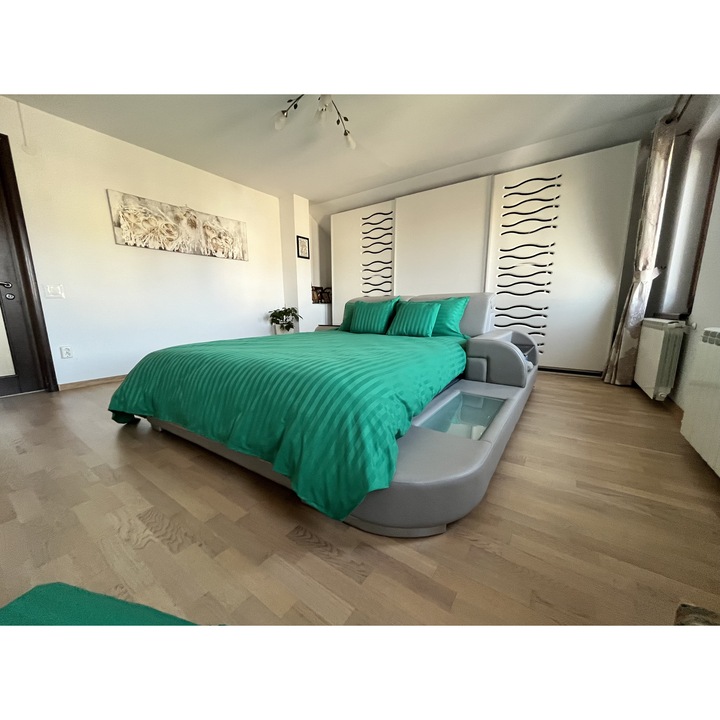 Lenjerie pat damasc Serenity Coneltex, 200 x 210cm, 6 piese (2 fata perna 40x40 cm, 2 x fata perna 50x70 cm, 1 x cearceaf pat, 1 x cearceaf pilota), microfibra, culoare verde