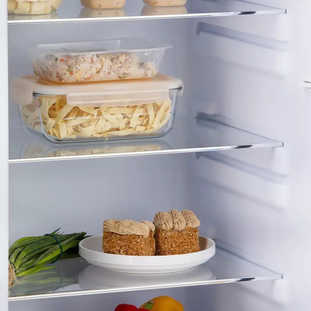 Frigider Retro DOMO, capacitate 206 litri, H 144.5 cm, congelator 44 litri, temperatura reglabila, 4 rafturi din sticla, 3 compartimente pe usa, compartiment fructe/legume, iluminare interioara, manere ergonomice, picioare ajustabile, negru