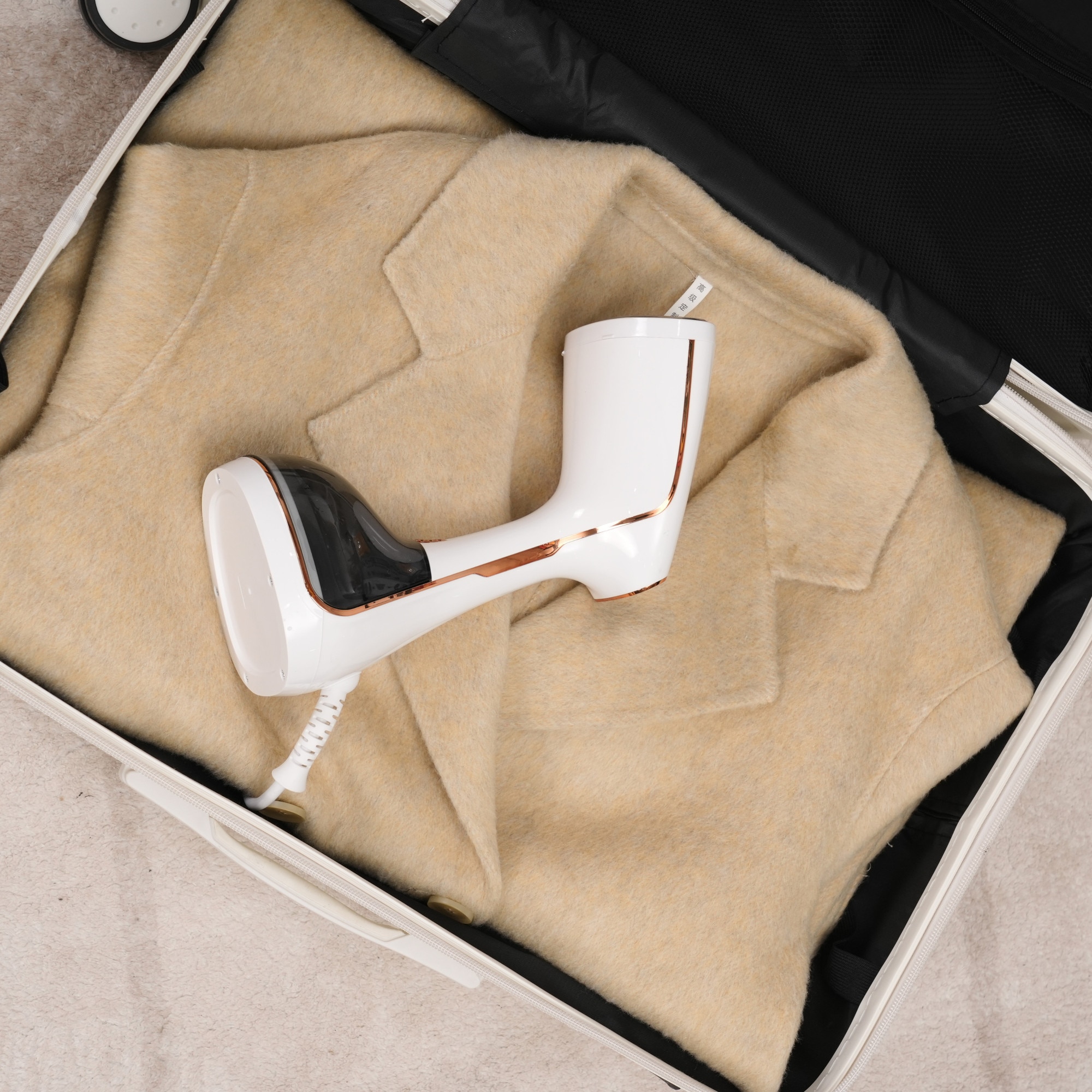 Steamer vertical Das Schaf™, 1780 W, incalzire rapida 20 sec, 3 trepte de putere, rezervor 320ml, touchscreen - Pachetul include: sac cu 6 bile de lana naturala, rola scame Cloud + 4 rezerve, manusa termica, perie pentru scame si pahar pentru reumplere