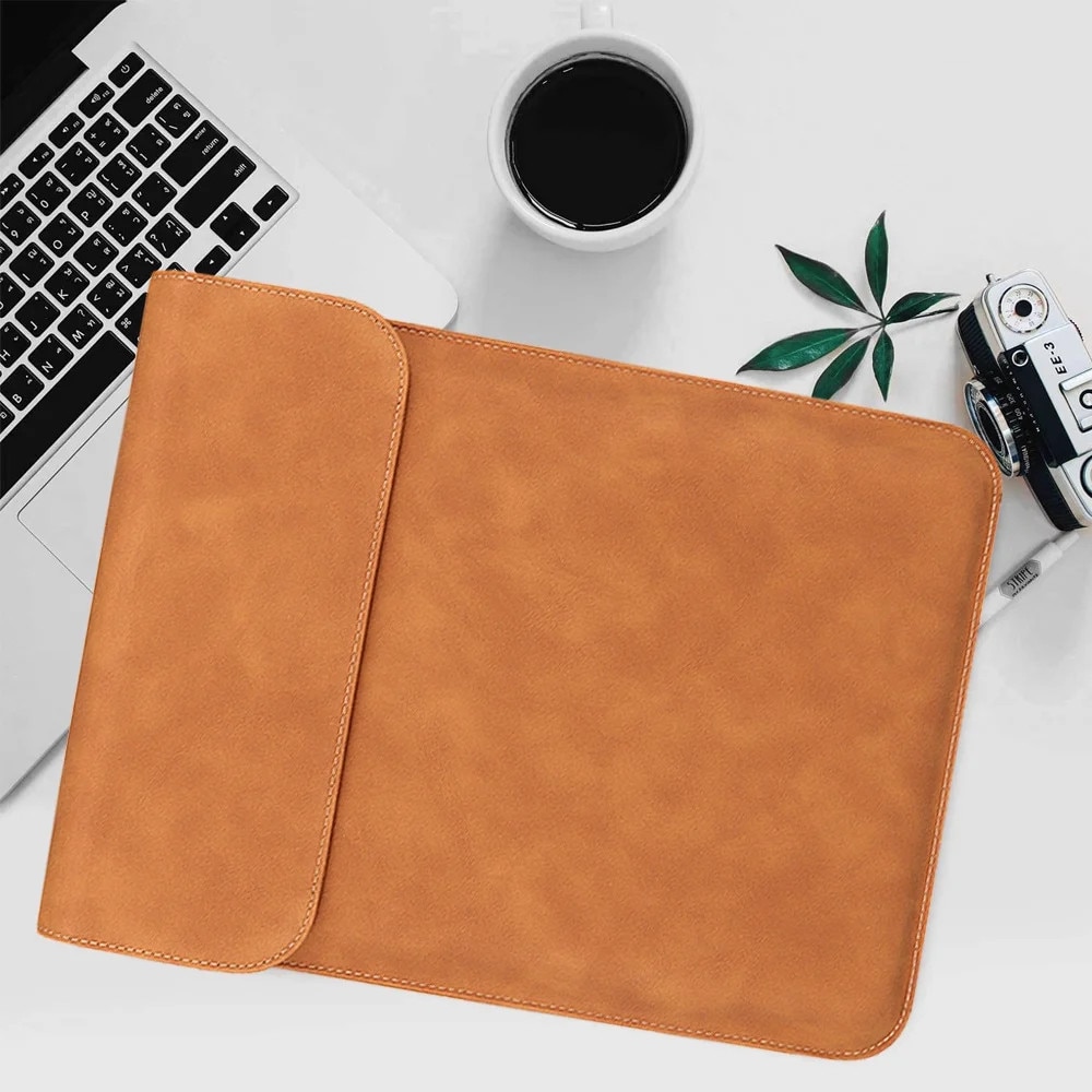 Husa pentru laptop YANYXR BCS3230716, piele PU verticala, rezistenta la apa si la uzura, inchidere magnetica dubla, maro caramel, 14.1-15.4 inch