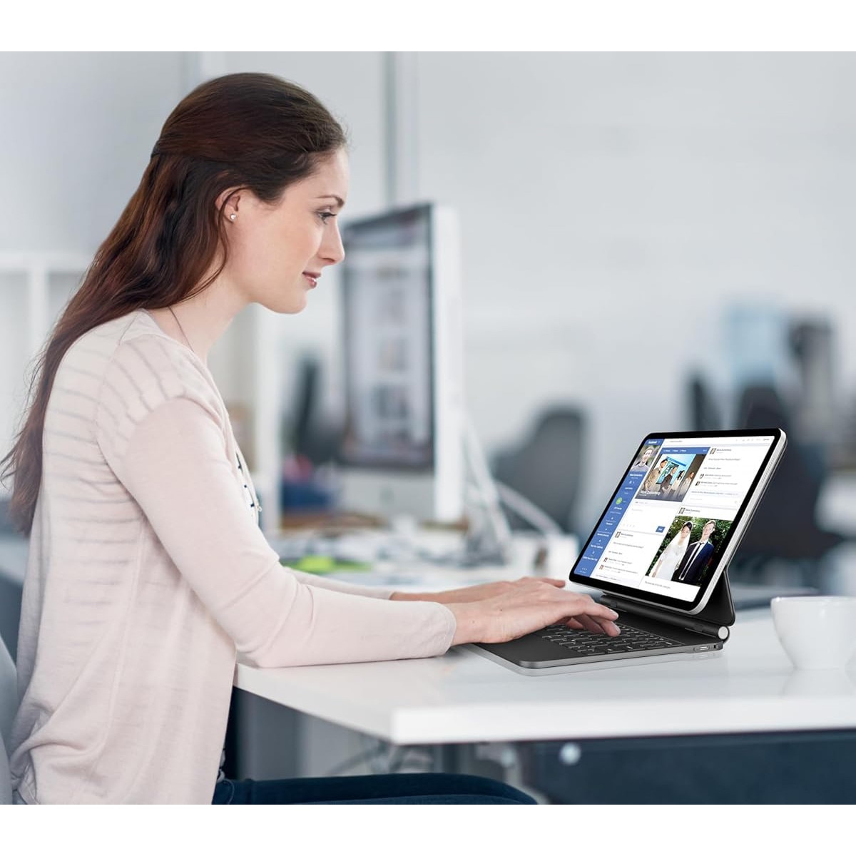 Husa cu tastatura Nuflaz pentru iPad Air 11 inch, iluminare 7 culori, port Type-C, 850g