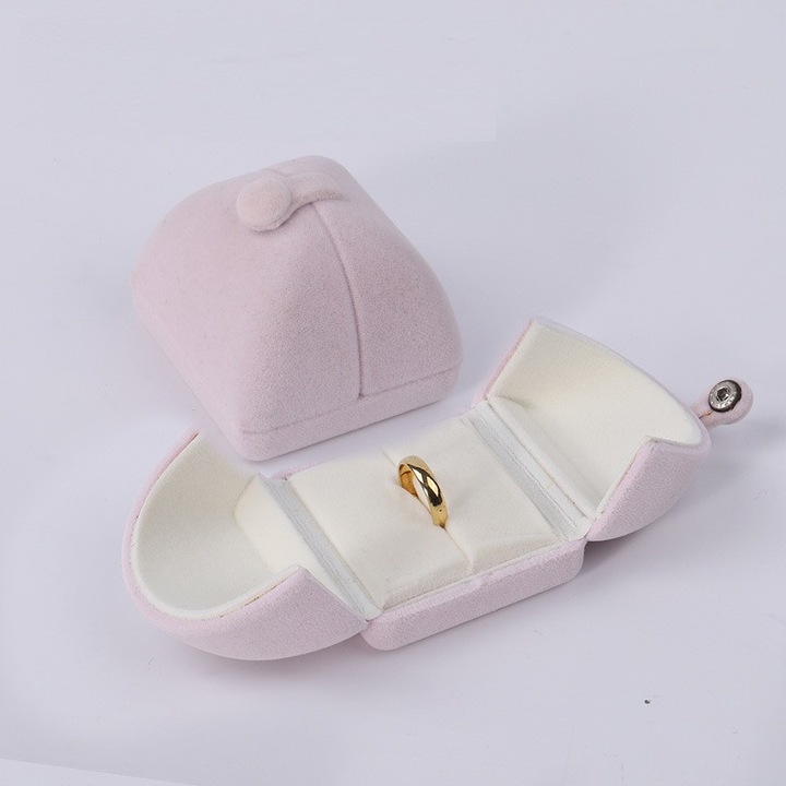 Cutiuta Inel din Matase Roz - Inchidere cu Buton Snap, Dimensiuni 7x6,5x6 cm, Design Compact pentru Cererea in Casatorie