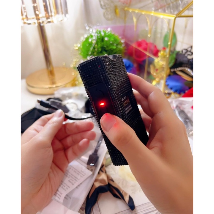 Dispozitiv Cu Electrosocuri Pentru Autoaparare De Buzunar, Anti Caini/Lupi/Animale Salbatice, Cu Lanterna Inclusa,, Descarcare 5000K Volti, Design Premium Tip Diamant,, Dispozitiv de Protectie, Reincarcabil USB, Lant Breloc pentru Acces Rapid. Negru