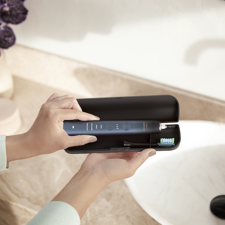 Periuta electrica sonica PHILIPS Sonicare DiamondClean Seria 9000 HX9911/89, 4 moduri de periere, 3 intensitati, senzor de presiune, senzor BrushSync, conectivitate cu aplicatia Sonicare, 1 toc de transport, 4 capete C3, suport de incarcare, Acvamarin