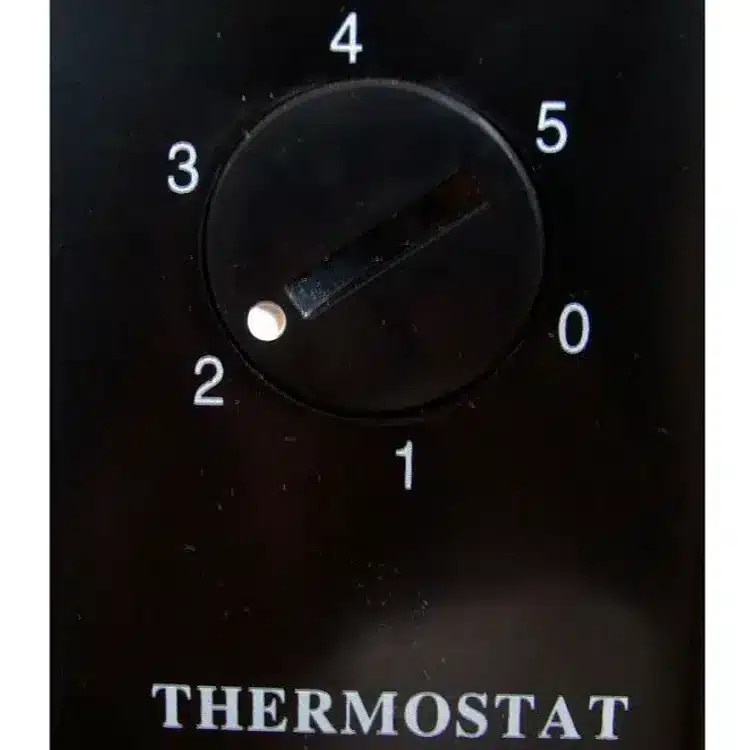 Frigider minibar DOMO, H 51.2 cm, capacitate 41 litri, congelator integrat, ideal pentru bucatarii mici/hotel/birou/rulota, consum redus, 1 raft otel, 2 compartimente pe usa, control temperatura, tava cuburi de gheata inclusa, alb
