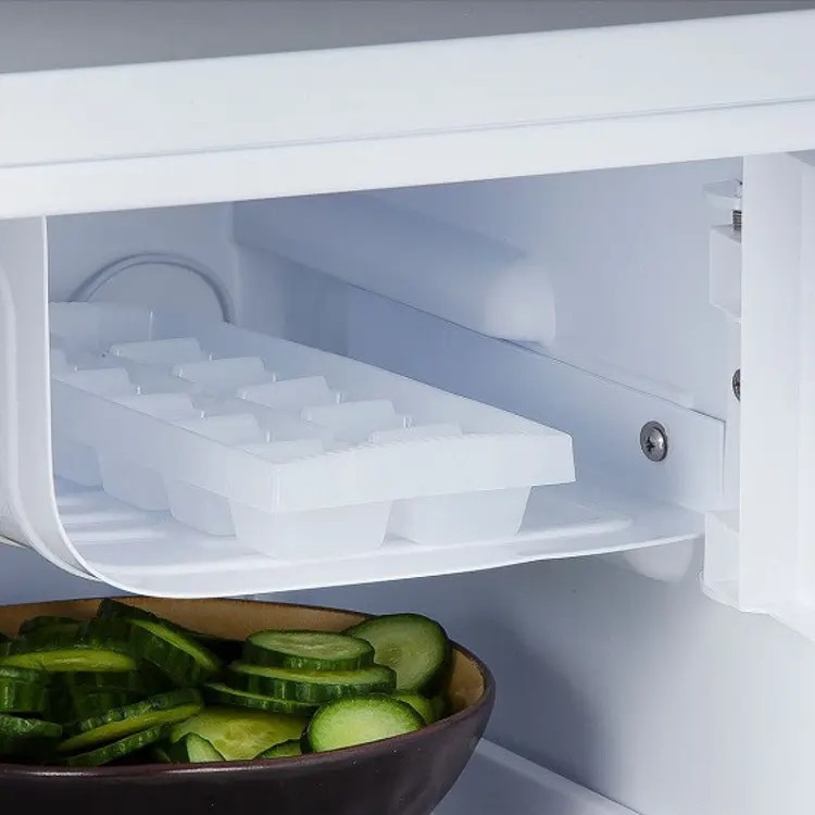Frigider minibar DOMO, H 51.2 cm, capacitate 41 litri, congelator integrat, ideal pentru bucatarii mici/hotel/birou/rulota, consum redus, 1 raft otel, 2 compartimente pe usa, control temperatura, tava cuburi de gheata inclusa, alb