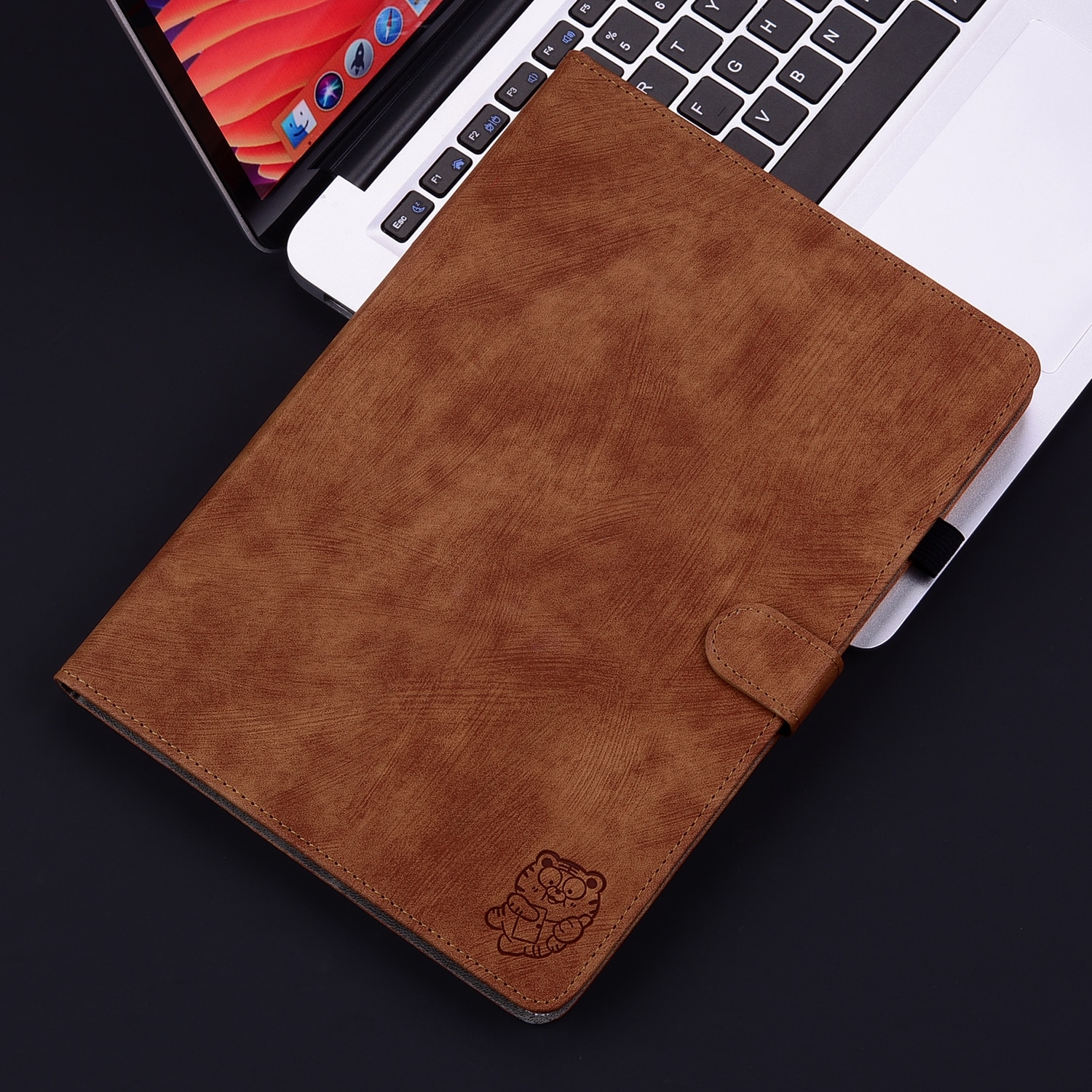 Husa tableta pentru Lenovo Tab P12 Pro 12.7 2025, piele PU, tip carte cu model tigru, inchidere magnetica, protectie completa, acces la porturi, maro