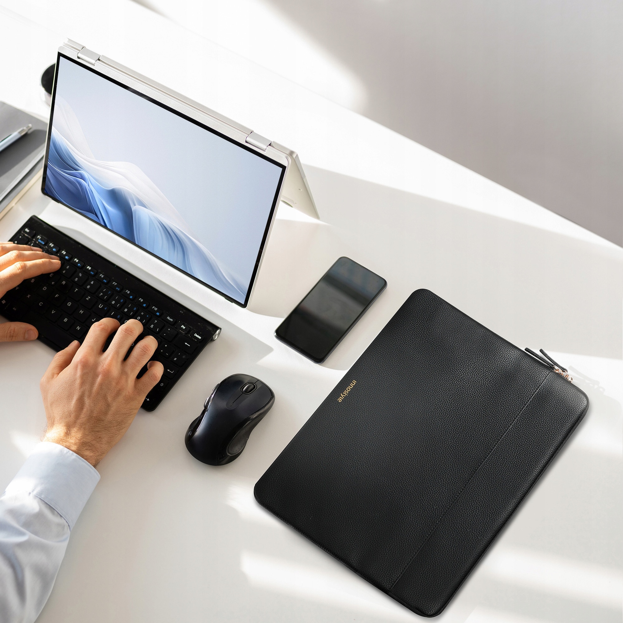 Geanta laptop impermeabila LuxLeather, 14", neagra, design ergonomic, ultra-usoara 220g