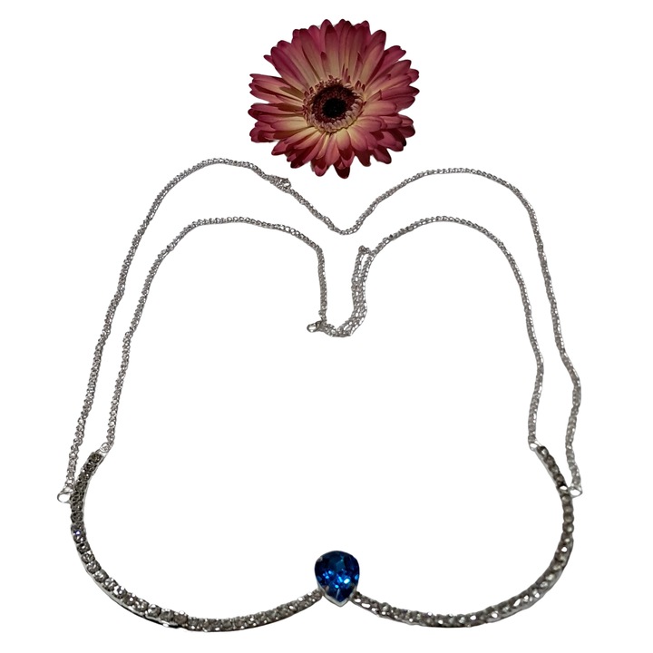 Lant argintiu, pentru decolteu, pentru tinutele de club, cu piatra centrala in forma de inima, culoare albastra.One size
