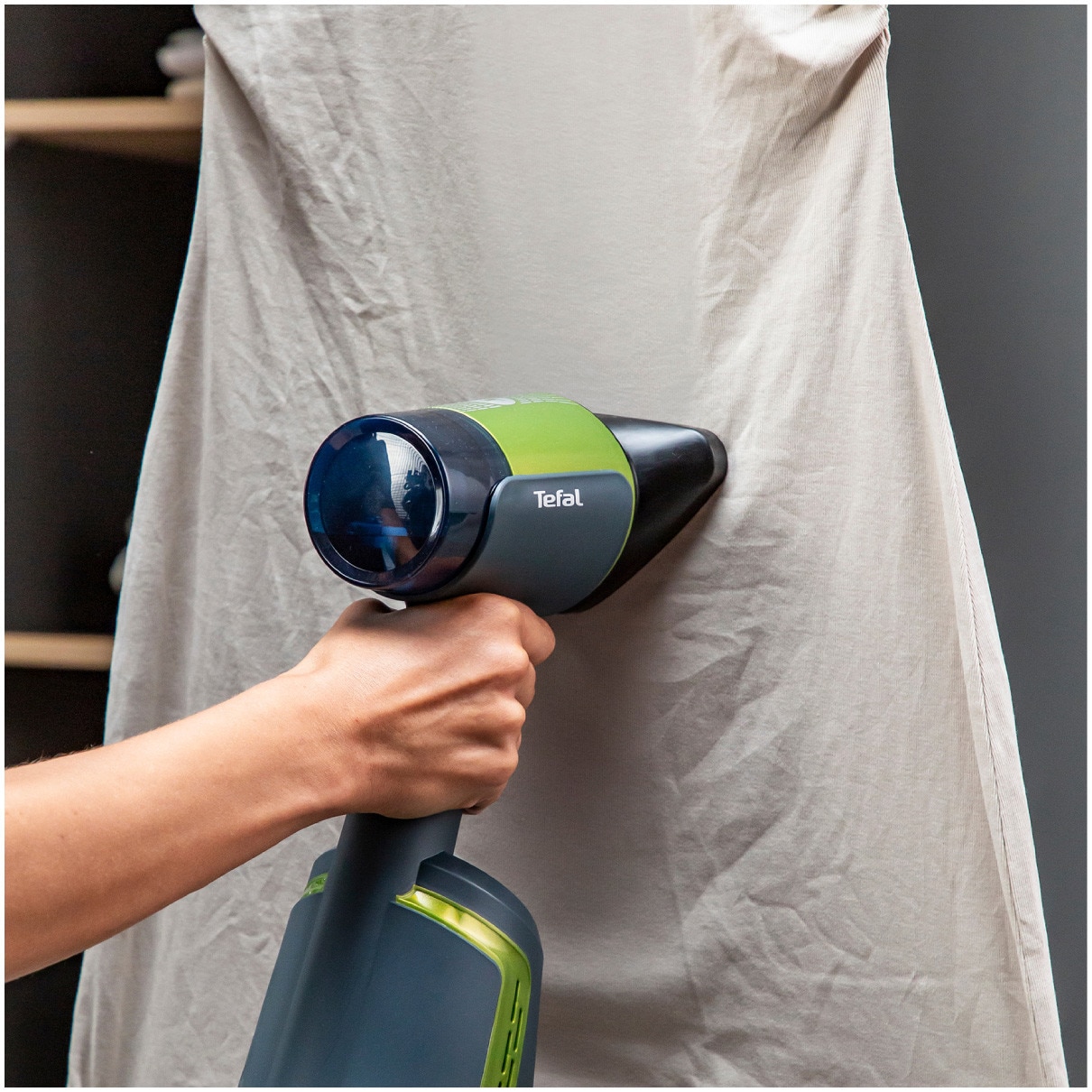 Aparat de calcat vertical cu abur Tefal AeroSteam DT9810F0, 1400W, abur variabil 0 - 20 g/min, 3 niveluri de aspirare, rezervor apa 100 ml, talpa monotemp, autonomie 6 minute, albastru & gri