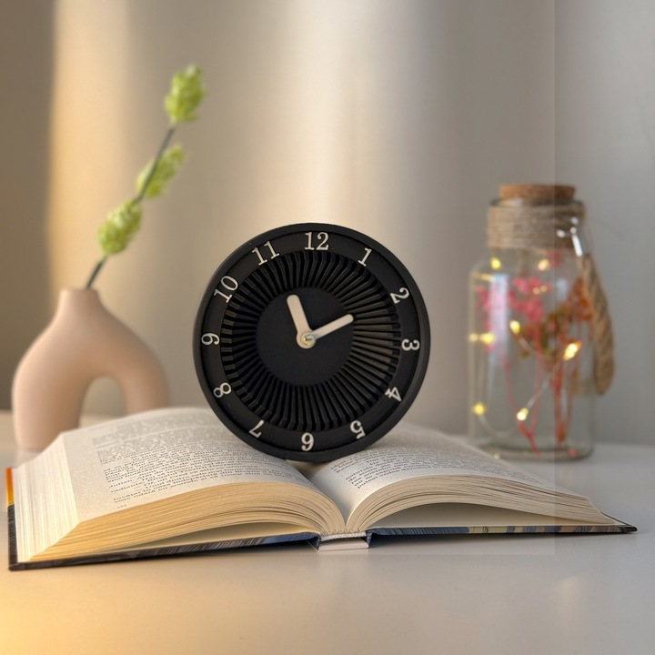 Ceas de birou - Mecanism SILENTIOS – DECORADI®, Eco-friendly, Afisare cu cifre arabe, Design Modern, Negru, Diametru 12 cm – Cadou sau Ceas de camera decorativ cu design modern, Printat 3D din PLA ECO(plastic biodegradabil)