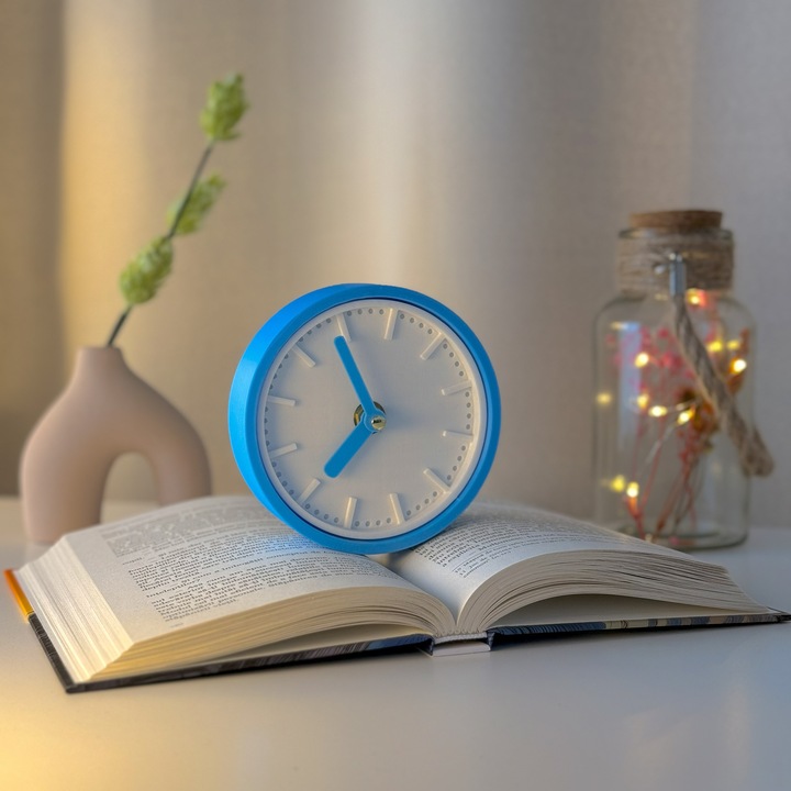 Ceas de birou - Mecanism SILENTIOS – DECORADI®, Eco-friendly, Design Modern, Colectie Spectrum, Alb / Albastru deschis, Diametru 11cm – Cadou sau Ceas de camera decorativ cu design modern, Printat 3D din PLA ECO(plastic biodegradabil)