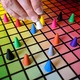 Joc de societate Hues and Cues, Noonedibs, Pentru 3-10 jucatori, de la 8 ani in sus, conecteaza indicii si ghiceste din 480 de patrate colorate