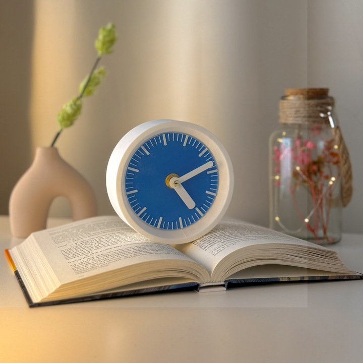 Ceas de birou - Mecanism SILENTIOS – DECORADI®, Eco-friendly, Design Modern, Colectie Kaleia, Alb / Albastru, Diametru 11cm – Cadou sau Ceas de camera decorativ cu design modern, Printat 3D din PLA ECO (plastic biodegradabil)