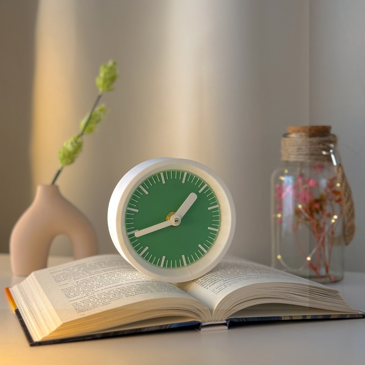 Ceas de birou - Mecanism SILENTIOS – DECORADI®, Eco-friendly, Design Modern, Colectie Kaleia, Alb / Verde, Diametru 11cm – Cadou sau Ceas de camera decorativ cu design modern, Printat 3D din PLA ECO (plastic biodegradabil)