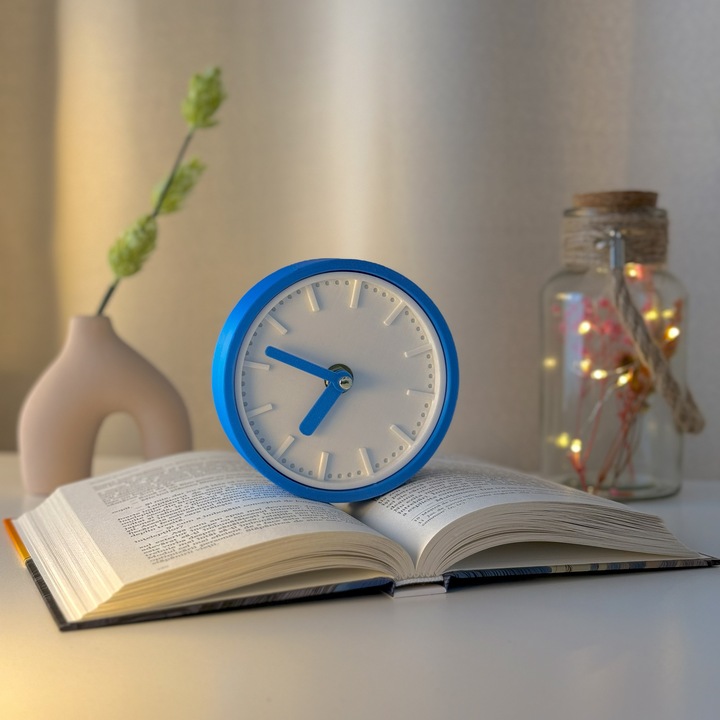 Ceas de birou - Mecanism SILENTIOS – DECORADI®, Eco-friendly, Design Modern, Colectie Spectrum, Alb / Albastru, Diametru 11cm – Cadou sau Ceas de camera decorativ cu design modern, Printat 3D din PLA ECO(plastic biodegradabil)