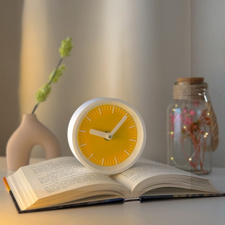 Ceas de birou - Mecanism SILENTIOS – DECORADI®, Eco-friendly, Design Modern, Colectie Kaleia, Alb / Galben, Diametru 11cm – Cadou sau Ceas de camera decorativ cu design modern, Printat 3D din PLA ECO (plastic biodegradabil)