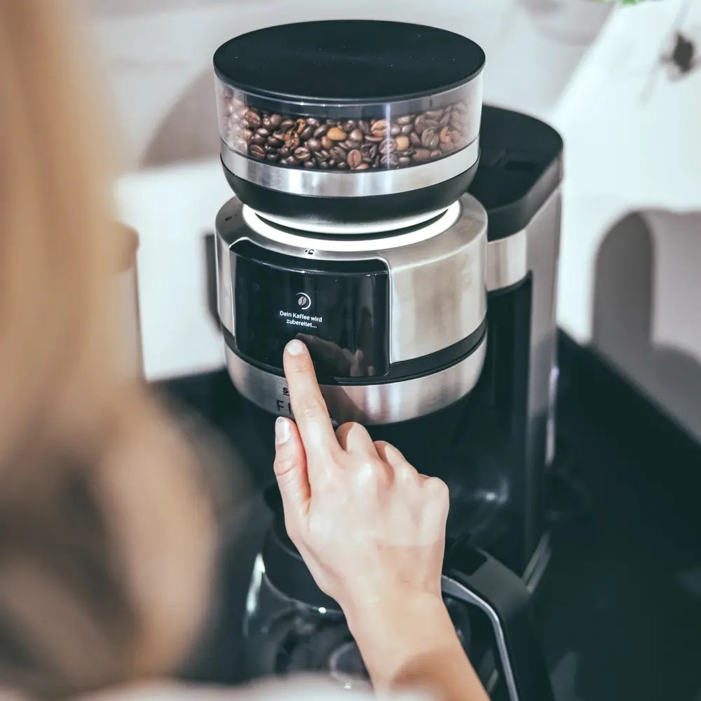 Cafetiera cu rasnita Severin, compatibila cu cafea boabe/macinata, capacitate rasnita 235 g, rasnire reglabila, setare aroma 5 trepte, carafa sticla, timer, panou de control senzor touch, accesoriu utilizare cana/ceasca/termos, filtru lavabil, inox