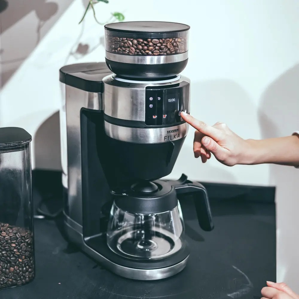 Cafetiera cu rasnita Severin, compatibila cu cafea boabe/macinata, capacitate rasnita 235 g, rasnire reglabila, setare aroma 5 trepte, carafa sticla, timer, panou de control senzor touch, accesoriu utilizare cana/ceasca/termos, filtru lavabil, inox