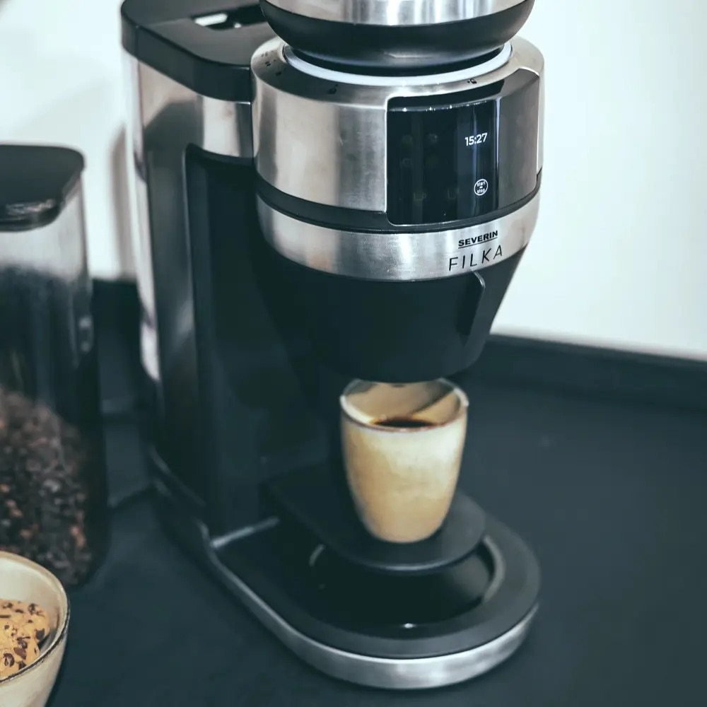Cafetiera cu rasnita Severin, compatibila cu cafea boabe/macinata, capacitate rasnita 235 g, rasnire reglabila, setare aroma 5 trepte, carafa sticla, timer, panou de control senzor touch, accesoriu utilizare cana/ceasca/termos, filtru lavabil, inox