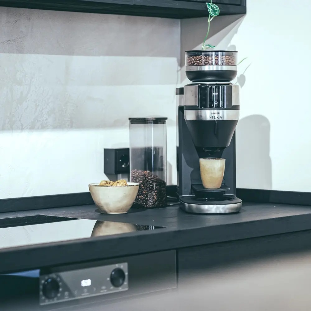 Cafetiera cu rasnita Severin, compatibila cu cafea boabe/macinata, capacitate rasnita 235 g, rasnire reglabila, setare aroma 5 trepte, carafa sticla, timer, panou de control senzor touch, accesoriu utilizare cana/ceasca/termos, filtru lavabil, inox