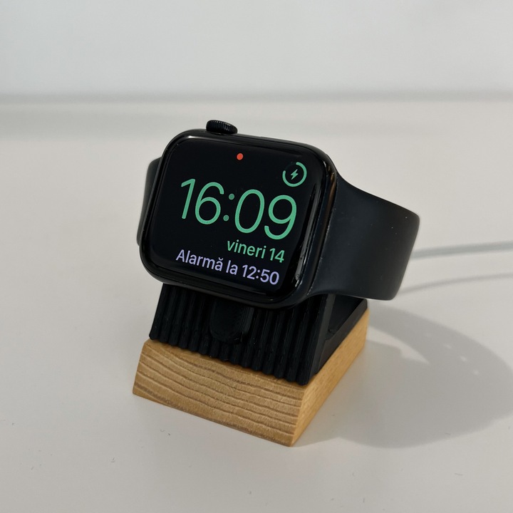 Зарядна стойка, съвместима с Apple Watch (магнитното зарядно не е включено), Черна, Основа от естествено дърво, 3D принтирана от PLA (биопластика)