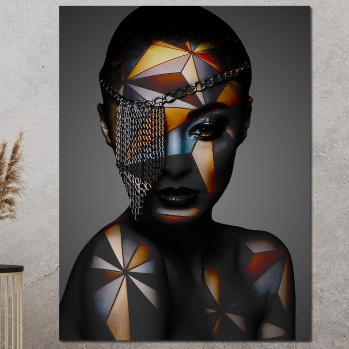 Премиум картина върху платно, LuxCanva® J1028, Затворник в блясък, 100 X 135 CM, 100% памучно платно 400g/m2, дървена рамка, мистерия, вериги, лице, идентичност, жена, портрет, поглед, моден модел, списание, блясък, хол, спалня