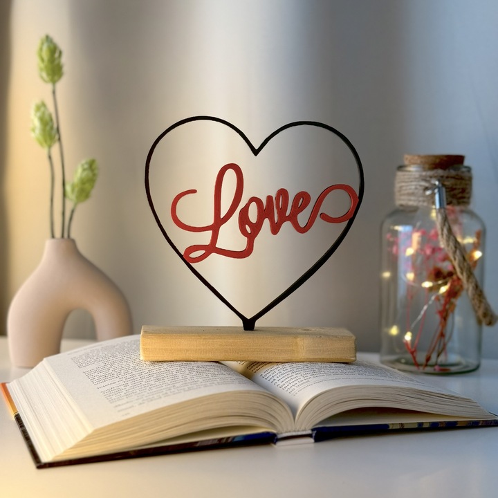 Decoratiune Casa, Inima LOVE – DECORADI®, Eco-friendly, Baza din Lemn Natural, Cadoul Perfect pentru persoana IUBITA, Negru / Rosu 15cm – Decoratiune de interior cu Design Modern, Printat 3D din PLA Eco (plastic biodegradabil)