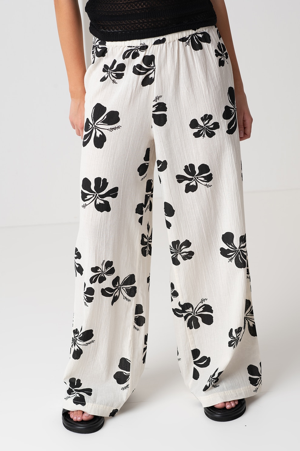 Pieces, Pantaloni cu croiala dreapta si model floral, Negru, Alb murdar, M