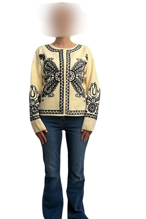 Pulover alb cu broderii negre, inspiratie traditional, S-M EU