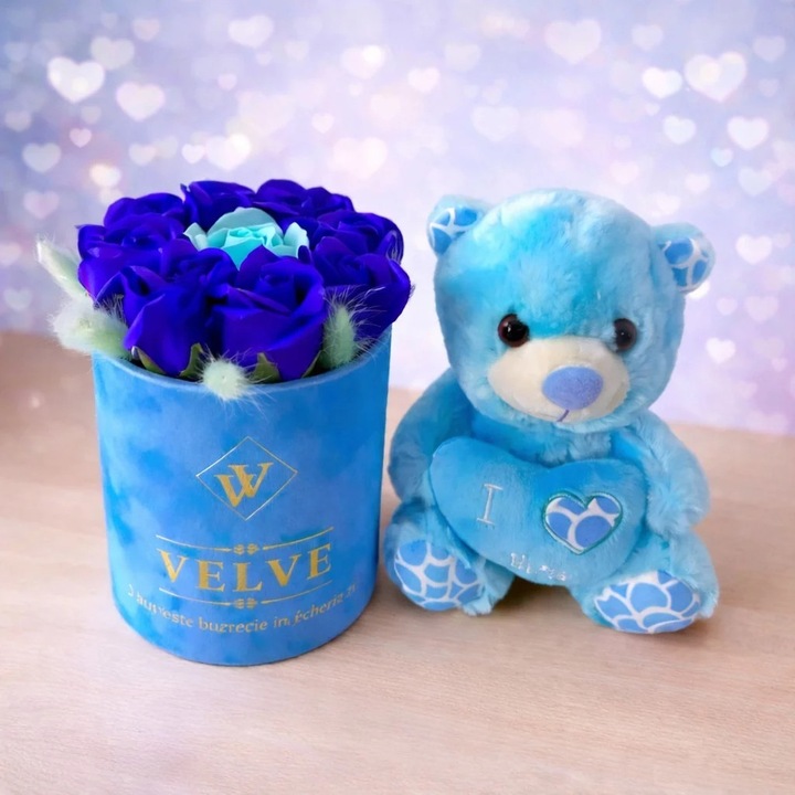 Pachet pentru indragostiti, A Drop of Love, ursulet de plus 21 cm si aranjament floral/cutie neagra cu noua trandafiri de sapun si lagurus criogenat, ambalate in cutie deosebita, Albastru, Velve