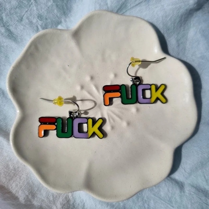 Cercei haiosi din metal cu mesaj