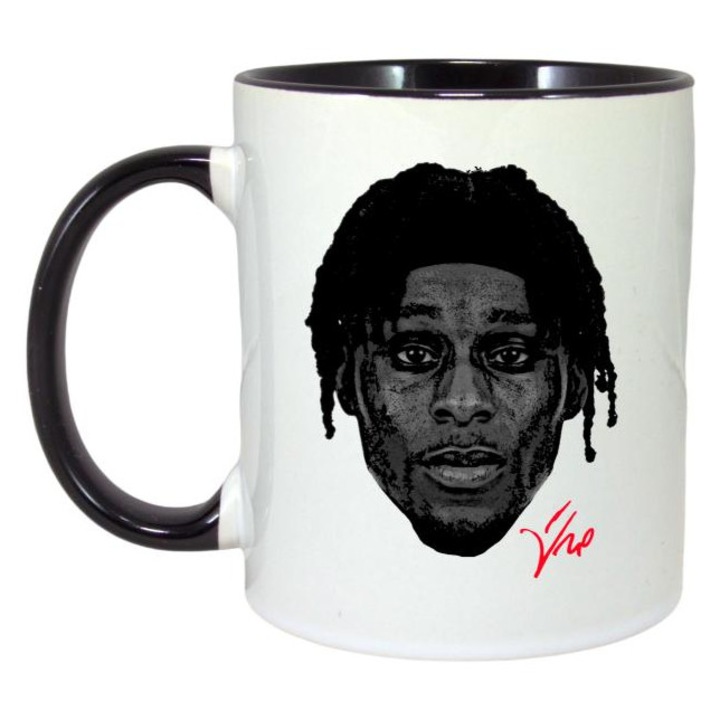 Cana cu fotbalistul Jeremie Frimpong-Bayer Leverkusen, Cri-Flo, Ceramica, 330ml. Maner si interior Negru