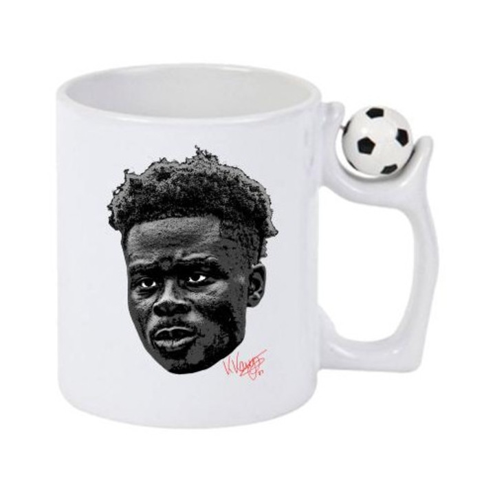 Cana cu fotbalistul Bukayo Saka-Arsenal FC, Cri-Flo, Ceramica, 330ml. Minge rotativa antistres, Maner si interior Alb/Negru