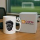 Cana cu fotbalistul Bukayo Saka-Arsenal FC, Cri-Flo, Ceramica, 330ml. Minge rotativa antistres, Maner si interior Alb/Negru