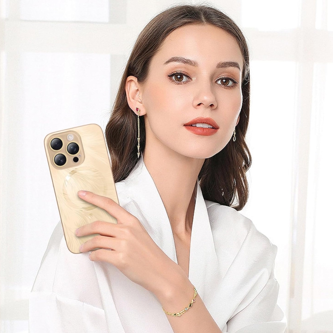 Husa de Protectie Pentru iPhone 13 ProMax MagSafe, Culoare Gold Lucios cu efect 3D tip Pana, design elegant si protectie completa inclusiv Lentile impotriva socurilor si zgarieturilor