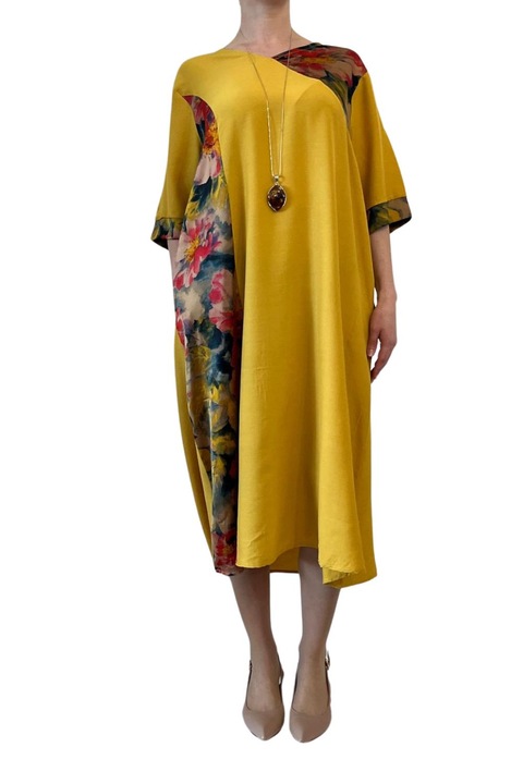 Дамска рокля, изработена от сатен, жълта с щамповани вложки, един размер