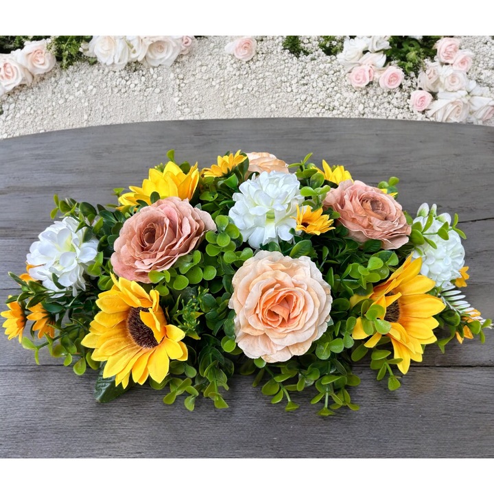 Aranjament floral oval din flori artificiale 40x23x17 cm, Dady, cu floarea soarelui, craite albe, trandafiri somon/maro si verdeata artificiala, in tavita aurie din plastic