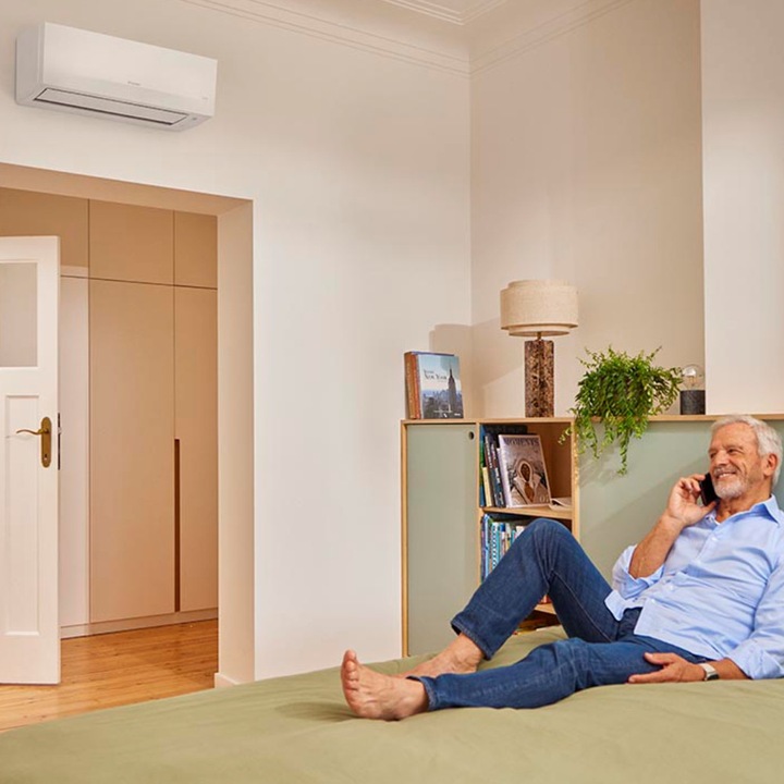 Aparat de aer conditionat Daikin Siesta Bluevolution Inverter 12.000 BTU, model 2025, ATXC35E+ARXC35E, clasa energerica A++/A+, cu dispozitiv de fixare VibraZerro pentru unitatea exterioara KX30N
