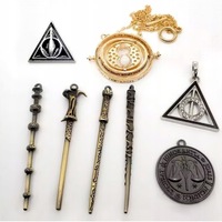 Set de 15 piese Harry Potter, care include 4 baghete, 1 inel, 8 carlige, 2 pandantive, lant si inchidere, textura metalica, Harry Potter, mini Hogwarts Deathly Hallows, mai multe culori, accesorii rafinate pentru jocuri de rol si petreceri