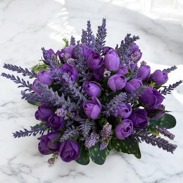 Aranjament floral cu flori artificiale de lavanda si trandafiri lila violet, Dady, vas ceramica alb, dimensiuni aranjament 16x17 cm