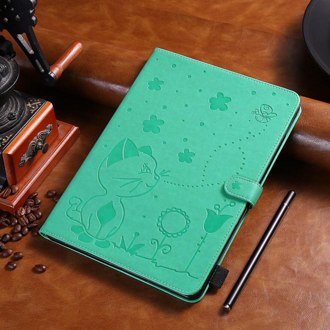 Husa tableta pentru Amazon Kindle Paperwhite 4 (2018) / 3 / 2 / 1, model Cat Bee Relief, protectie impotriva socurilor, tip carte orizontal, piele cu sloturi pentru carduri si portofel, pentru creion si functie de somn / trezire (verde)