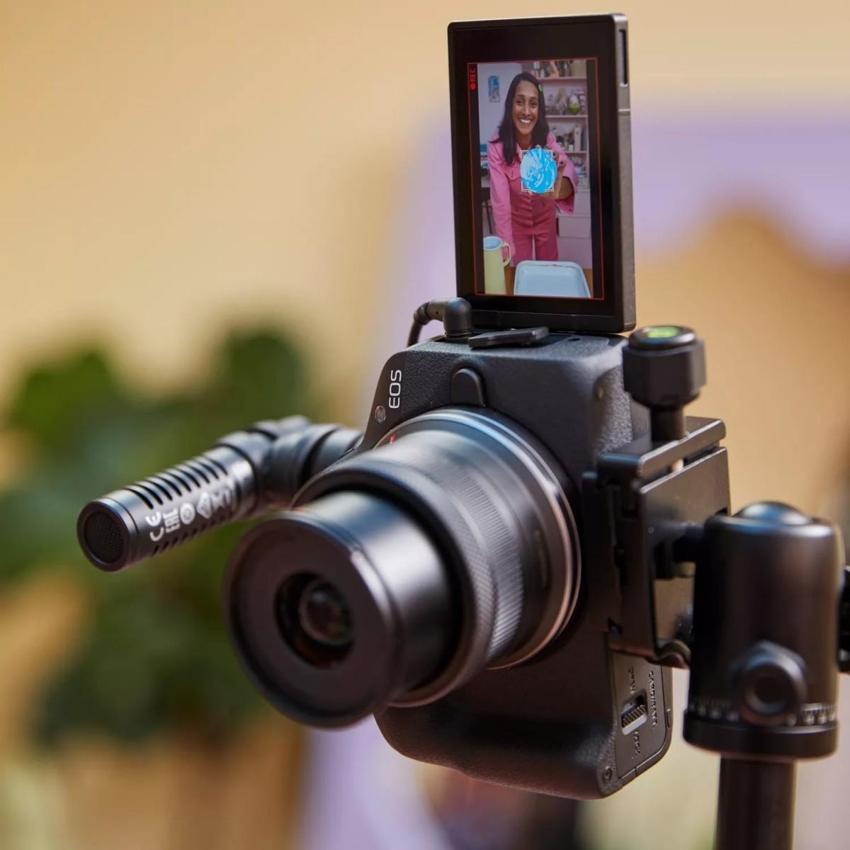 Aparat foto Mirrorless Canon EOS R50, 24.2 MP, stabilizator de
