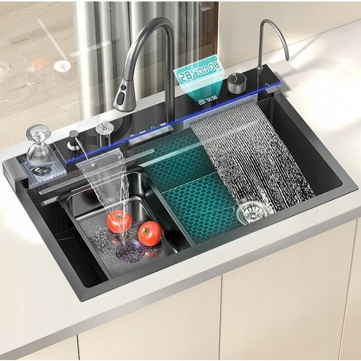 Chiuveta Multifunctionala pentru Bucatarie, Toate Accesoriile incluse, Dus Extractabil, Tocator ABS, Material Antiaderent, Afisaj LCD pentru Temperatura Apei, Doua Functii Cascada, Finisaj Negru Grafit, Dimensiune 75x46 cm