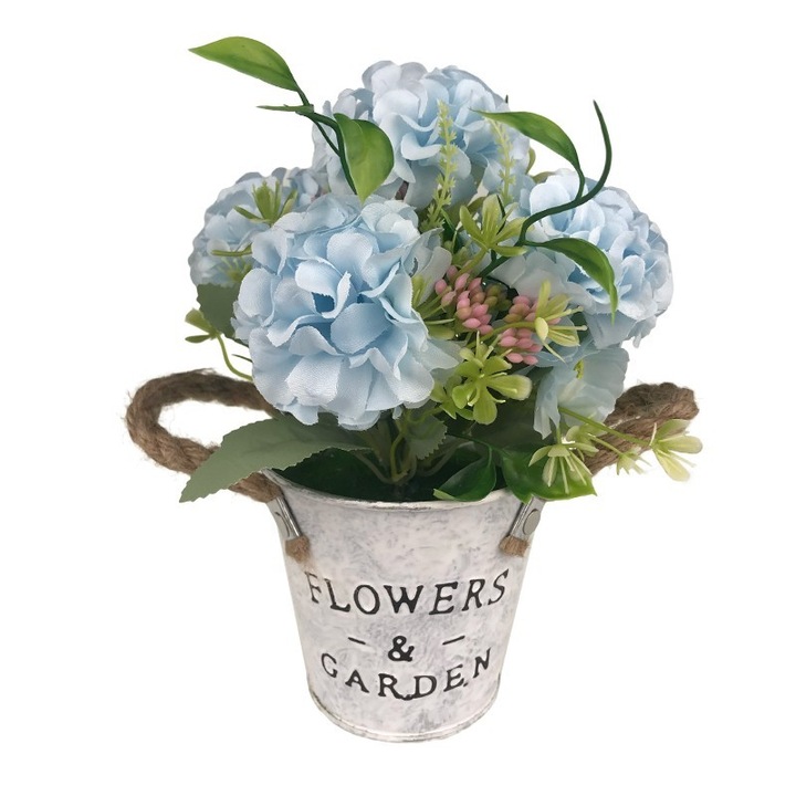 Garofita din plastic in ghiveci din metal in forma de galetusa cu manere din sfoara, M1, 15X22 cm